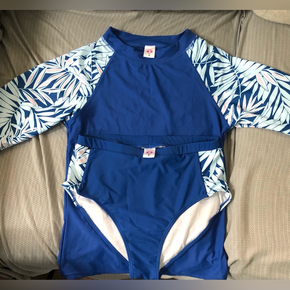 Shekini Rashguard and bottom. Size Large - Picture 3 of 5